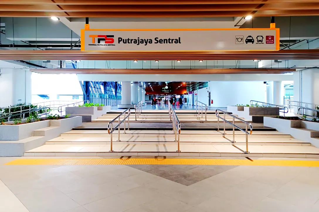 Pedestrian walkway connecting the commuters to the Putrajaya Sentral MRT station